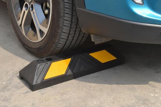 Butée de parking L650xl150xh100 mm en caoutchouc vulcanisé noir avec bandes reflechissantes jaune