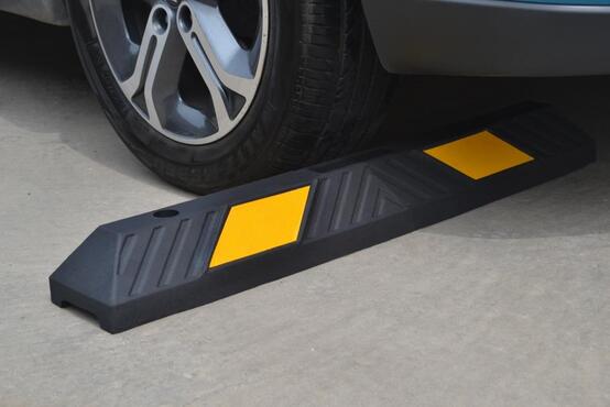 Butée de parking L900xl150xh100 mm en caoutchouc vulcanisé noir avec bandes reflechissantes jaune